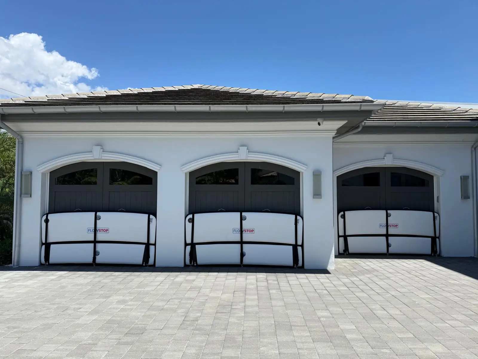 Maison protégée par des barrières FlowStop lors d'une inondation
